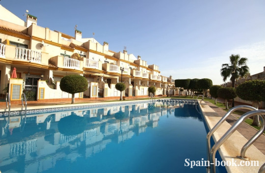 Таунха́ус Таунхаус с видом на коммунальный бассейн в Кабо Роиг / Ориуэла Коста, Коста Бланка, Кабо Роиг