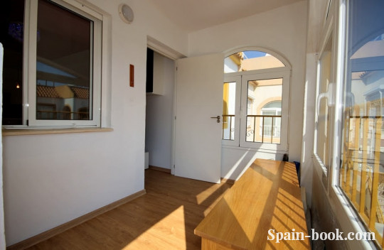 Бунгало Бунгало с солярием в спальном районе Торревьехи, Коста Бланка, Торревьеха