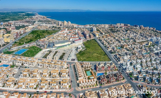 Таунха́ус Новые современные таунхаусы рядом с пляжем в La Rosaleda, Торревьеха, Коста Бланка, Торревьеха