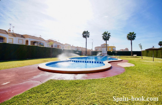 Бунгало Бунгало с солярием в спальном районе Торревьехи, Коста Бланка, Торревьеха
