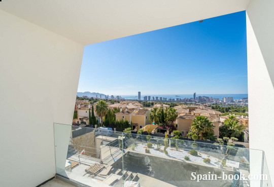 Виллы Современные виллы с панорамным видом на море и курортный город Бенидорм, Коста Бланка, Бенидорм