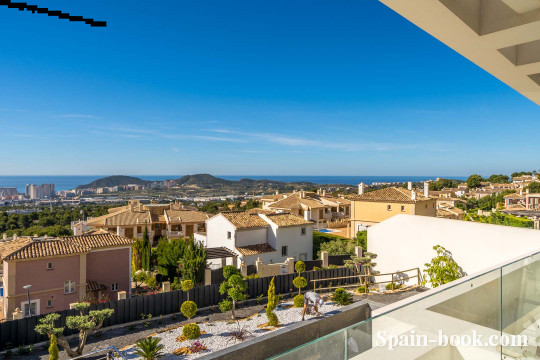 Виллы Современные виллы с панорамным видом на море и курортный город Бенидорм, Коста Бланка, Бенидорм