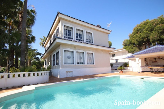 Виллы Вилла с большим участком в зеленом районе Торревьехи, Лос Балконес, Коста Бланка, Лос Балконес