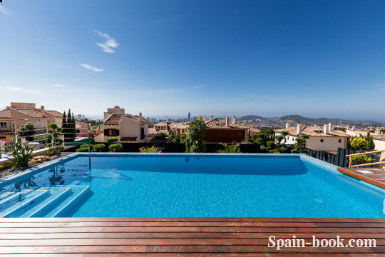 Виллы Современные виллы с панорамным видом на море и курортный город Бенидорм, Коста Бланка, Бенидорм