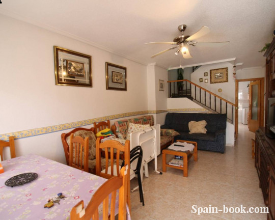 Таунха́ус Просторный таунхаус в зеленом пригороде Торревьехи, Лос Балконес, Коста Бланка, Лос Балконес