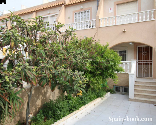 Таунха́ус Просторный таунхаус в зеленом пригороде Торревьехи, Лос Балконес, Коста Бланка, Лос Балконес