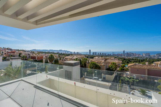 Виллы Современные виллы с панорамным видом на море и курортный город Бенидорм, Коста Бланка, Бенидорм