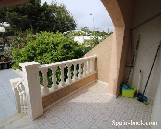 Таунха́ус Просторный таунхаус в зеленом пригороде Торревьехи, Лос Балконес, Коста Бланка, Лос Балконес