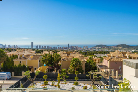 Виллы Современные виллы с панорамным видом на море и курортный город Бенидорм, Коста Бланка, Бенидорм