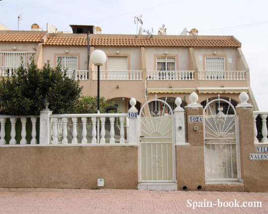 Таунха́ус Просторный таунхаус в зеленом пригороде Торревьехи, Лос Балконес, Коста Бланка, Лос Балконес