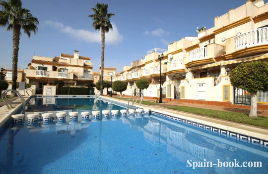 Таунха́ус Таунхаус с видом на коммунальный бассейн в Кабо Роиг / Ориуэла Коста, Коста Бланка, Кабо Роиг