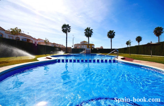 Бунгало Бунгало с солярием в спальном районе Торревьехи, Коста Бланка, Торревьеха